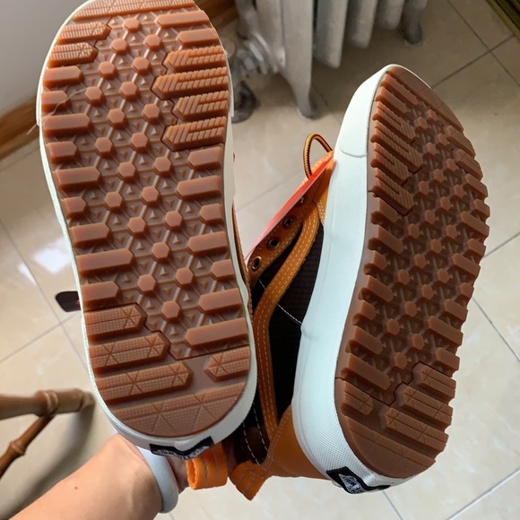 Size 7 Vans SK8-HI MTE 2.0 DX yellow sneaker - Picture 3 of 3